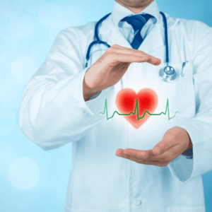 medico sosteniendo un corazón representando la medicina preventiva