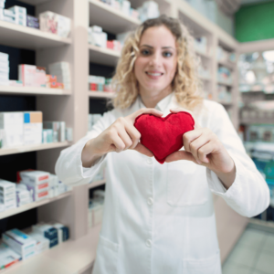 doctora en farmacia con un corazón representando la medicina preventiva